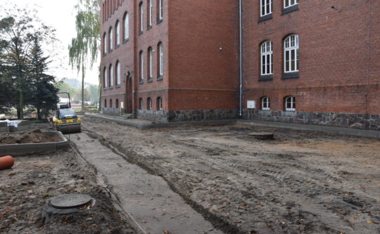 Trwa przebudowa placu przy Zespole Szkół w Rogoźnie