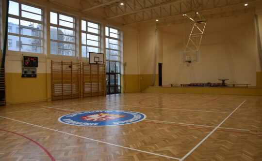 Parkiet w sali sportowej przy Zespole Szkół w Rogoźnie odnowiony